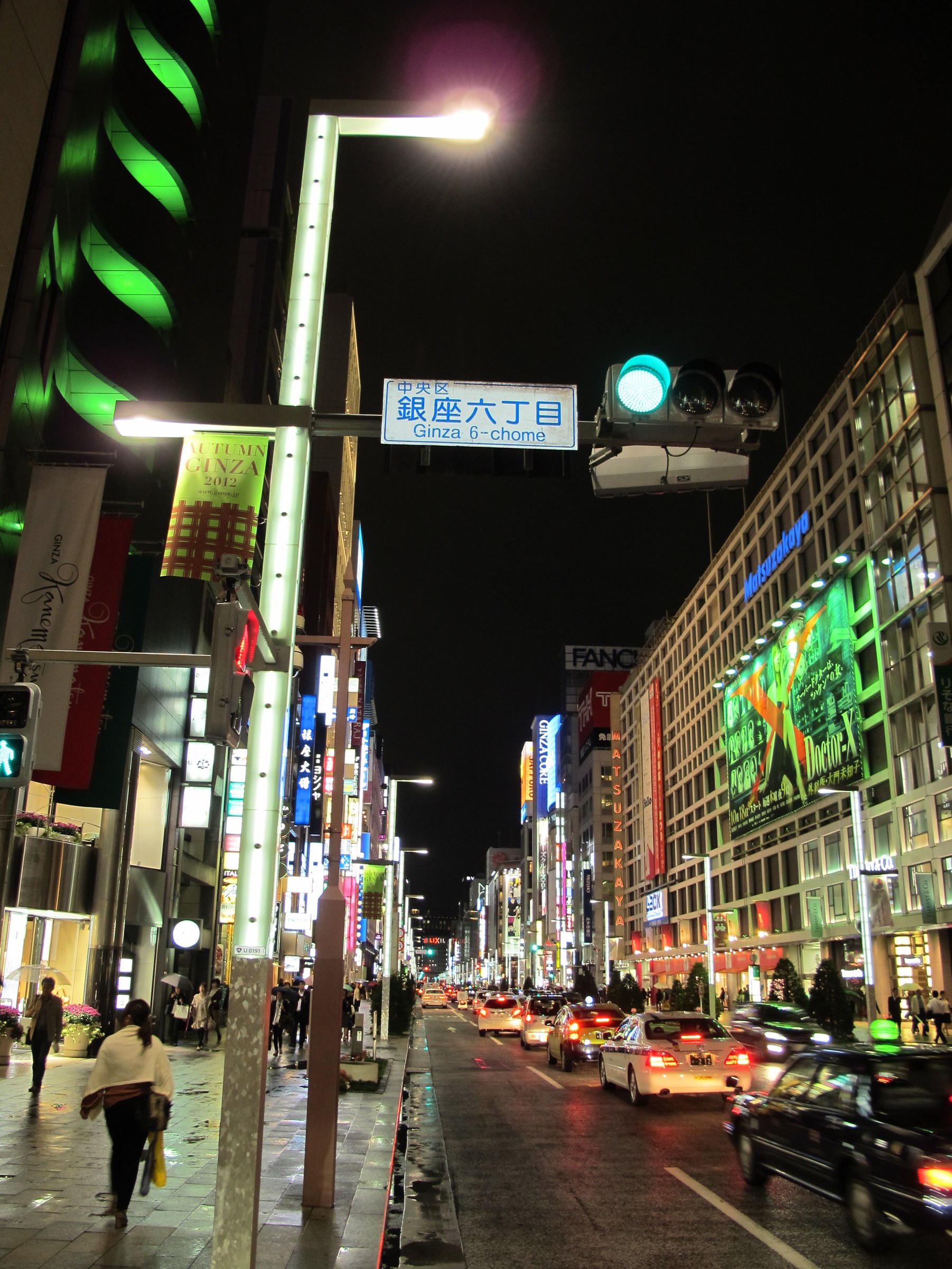 Die Ginza in Tokio bei Nacht