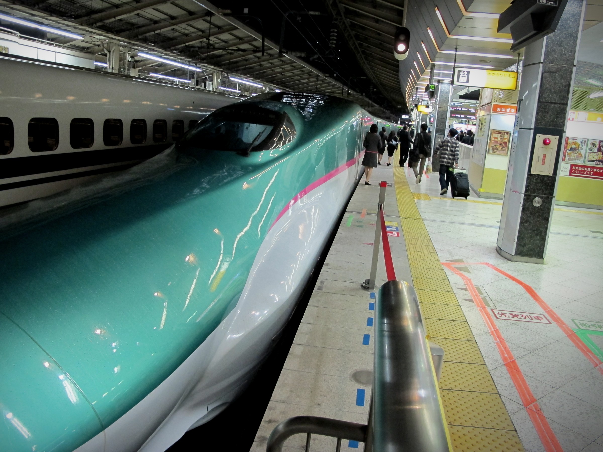 Shinkansen am Bahnsteig in Tokio