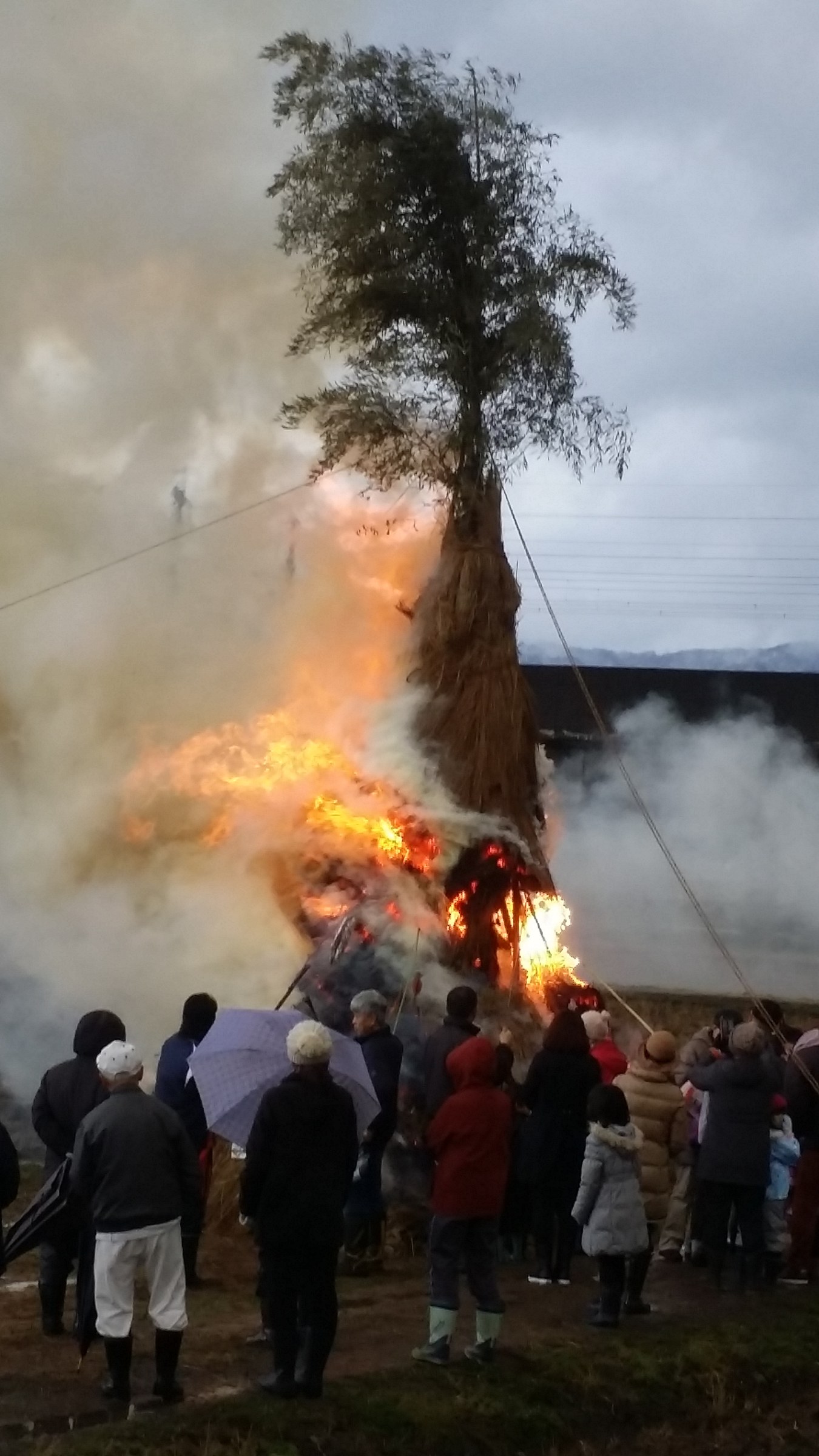 Il cono di paglia in fiamme da vicino, le fiamme escono di lato