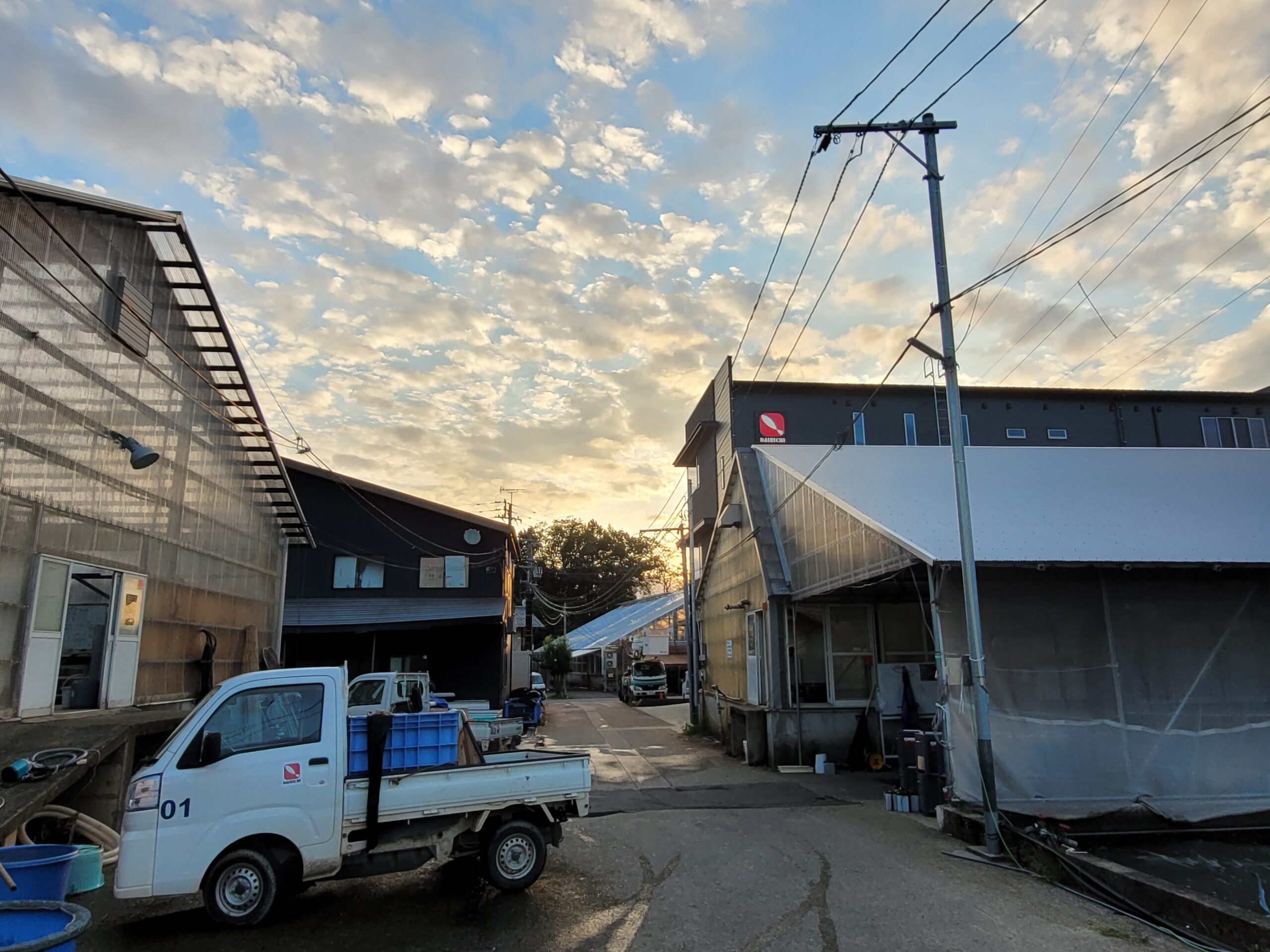 Hof einer Koi-Farm mit kleinem Lastwagen
