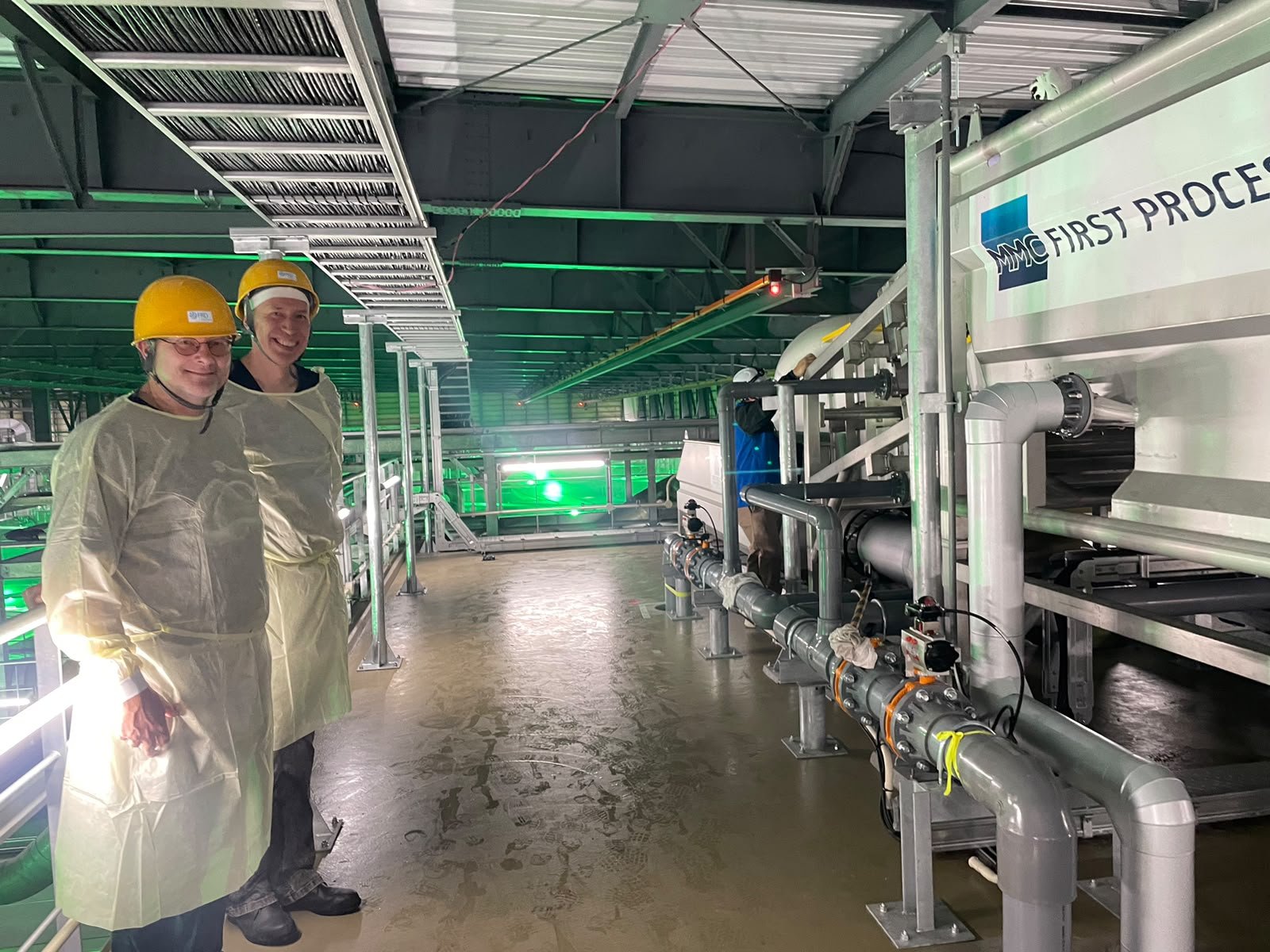 An einer Sortiermaschine mit Fischpumpe in der Anlage von FRD Japan