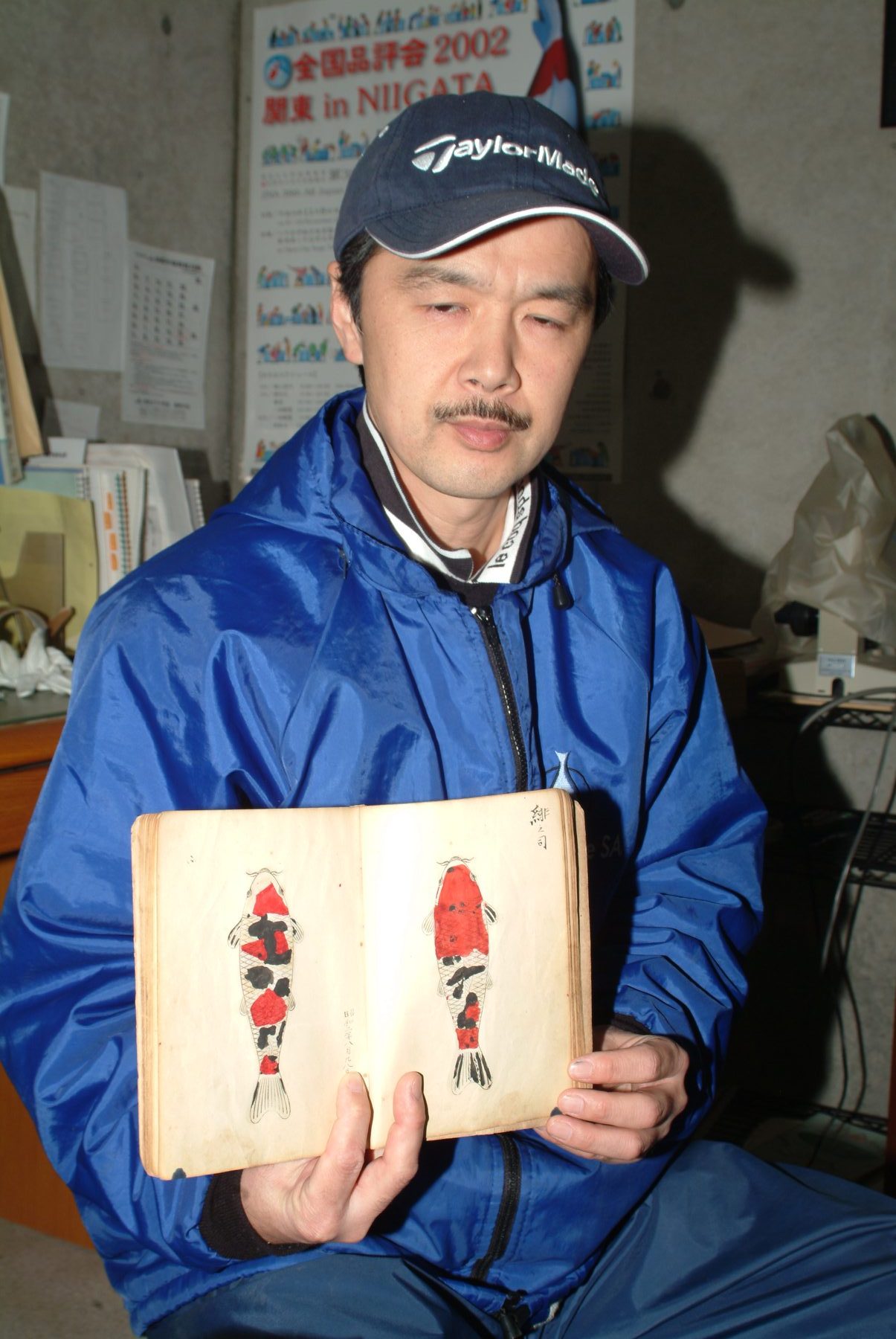Tsuyoshi Kawakami mit dem Buch seines Großvaters
