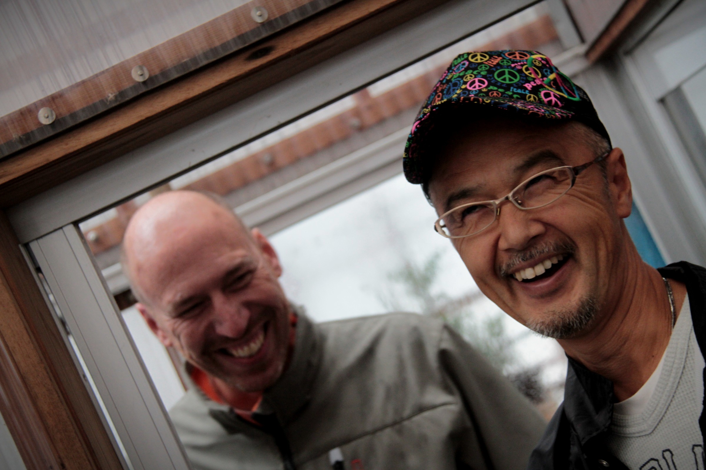 Harald Bachmann und Tsuyoshi Kawakami lachen gemeinsam