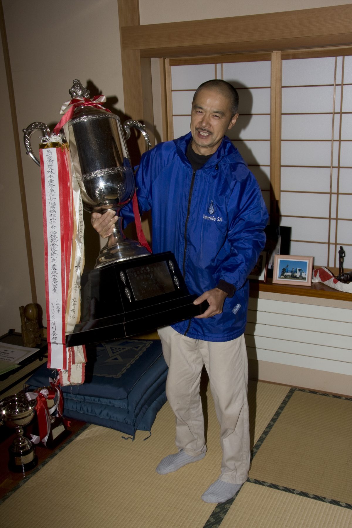Tsuyoshi Kawakami mit Pokal