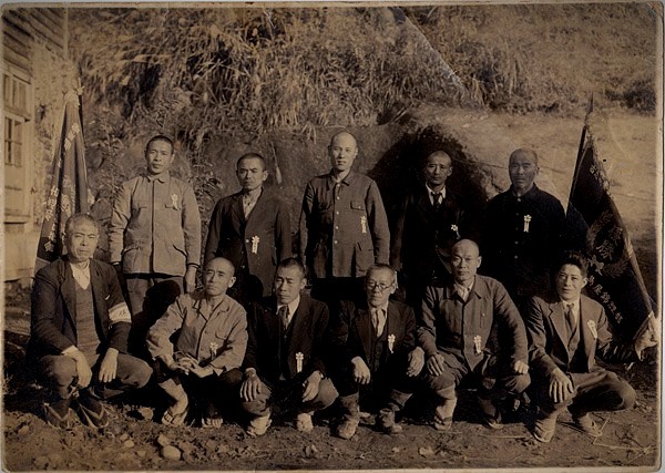 Altes Gruppenfoto der Koi-Züchter aus Urakawa, mit zwei Fahnen